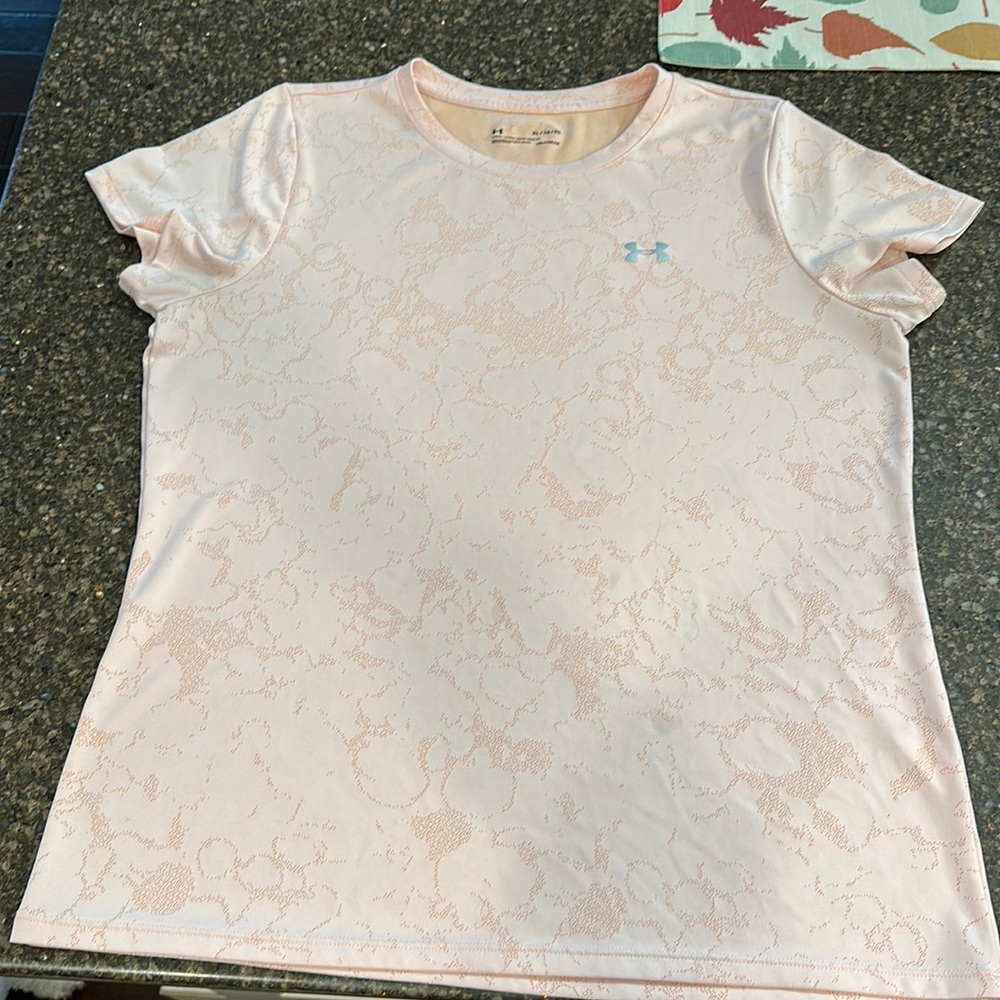 Under armour short sleeve with textured print.